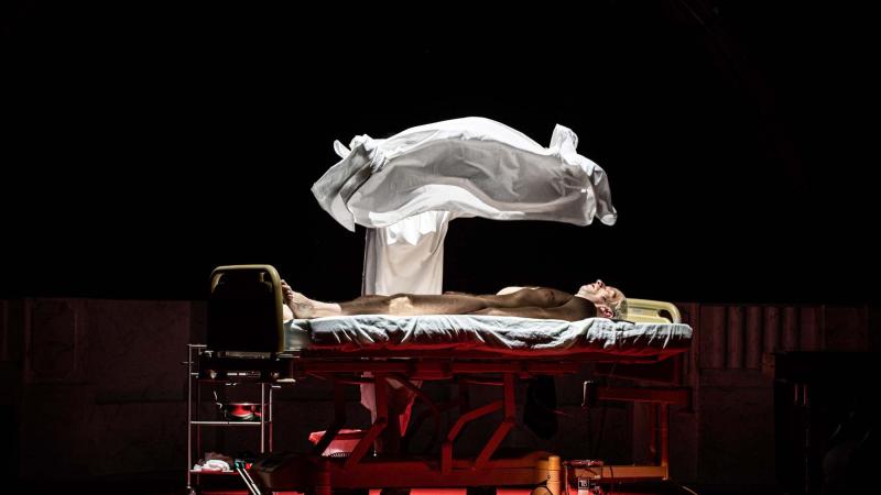 Spektakl o ostatnich dniach papieża obnaża okrutną rzeczywistość umierania